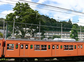 夏の青梅駅から小学校を望む