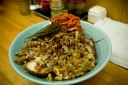矢作チャーシュー＋納豆＋キムチ＋揚げネギ×大盛り。現状の全部載せ。当然有村の皿。